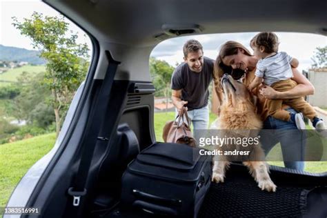 Famiglia felice che carica un'auto spaziosa