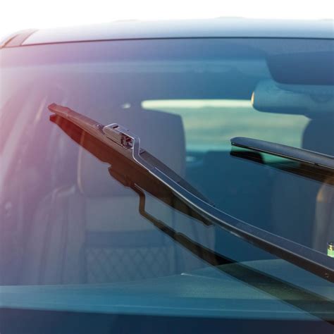 Schema che illustra la differenza tra un parabrezza standard e uno oscurato