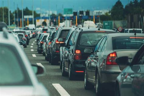 auto cittadina in traffico