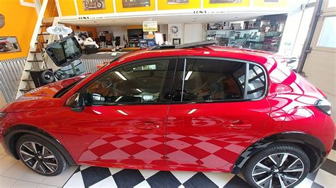 Peugeot 208 con tetto apribile aperto