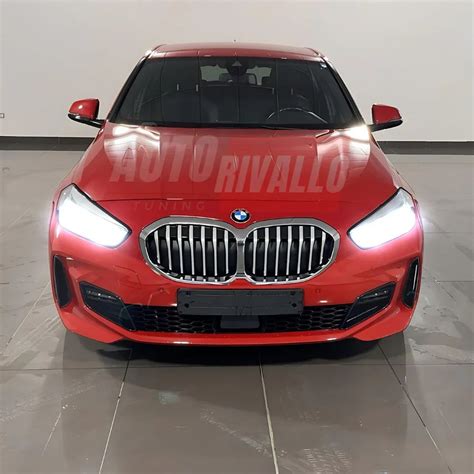 Vista posteriore di una BMW Serie 1 con fari a LED