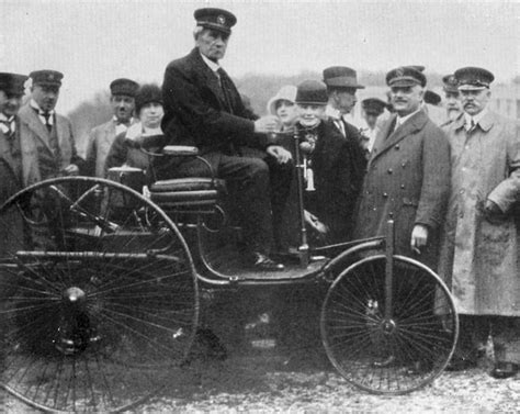 Carl Benz alla guida della sua Patent Motorwagen