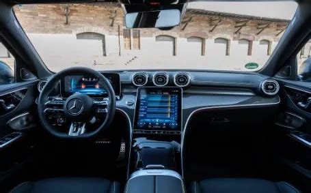 Interni Mercedes-AMG Classe C con cuciture rosse