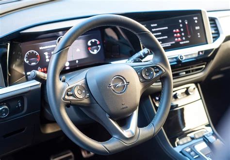 Interni Opel Grandland con doppio schermo