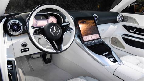 Interno lussuoso della Mercedes-Maybach SL 680