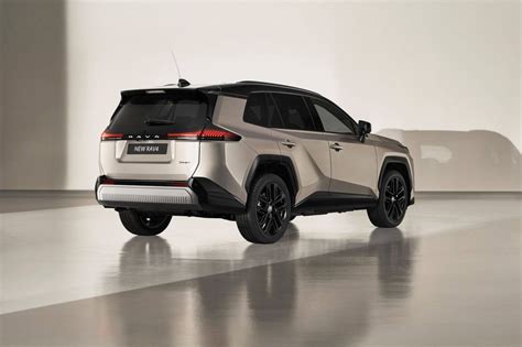 Nuovo Toyota RAV4 Plug-in Hybrid in un paesaggio naturale