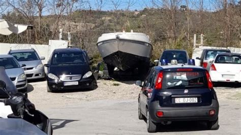 Veicoli sequestrati in un deposito