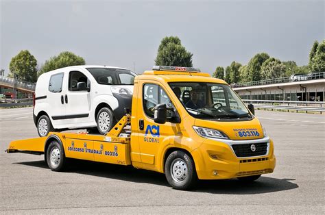 Un carro attrezzi che carica un veicolo
