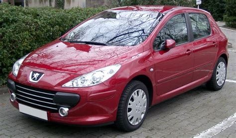 Peugeot 307 con pneumatici in primo piano