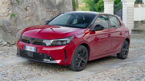 Neopatentati alla guida di una Opel Corsa