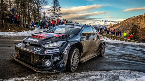 Ritratto di Franco Tomasini con auto da rally