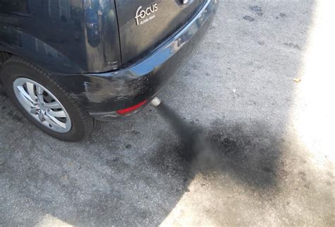 Indicatore di fumo nero dallo scarico di un'auto diesel