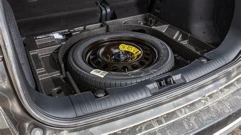 Diagram comparing a full-size spare wheel and a compact spare wheel (ruotino)