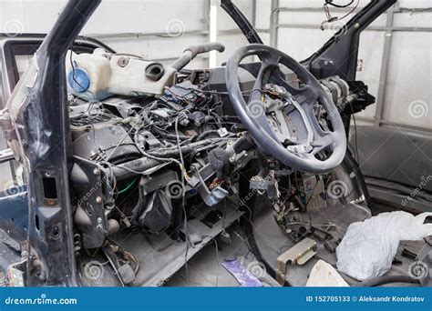 Immagine di un cruscotto d'auto smontato, mostrando la complessità dell'accesso ai componenti interni