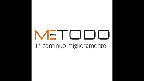 Diverse persone che valutano auto Dacia in un concessionario