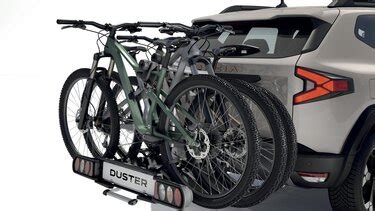 Dettaglio di accessori per Dacia Duster, come tappetini e portellone elettrico
