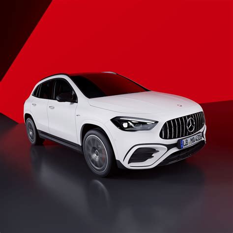 Mercedes-Benz GLA esterno di tre quarti anteriore