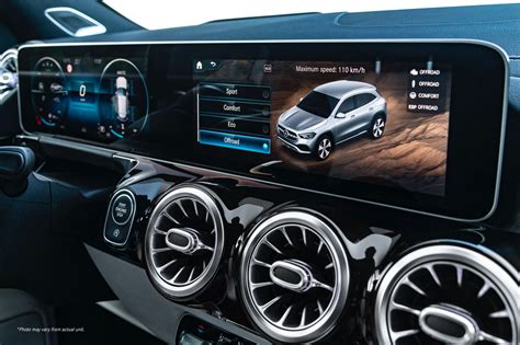 Interni Mercedes-Benz GLA con doppio schermo MBUX