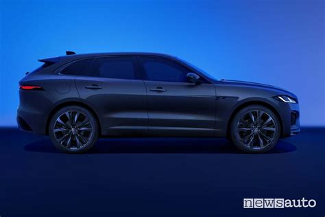 Vista laterale della Jaguar E-Pace con cerchi in lega di grandi dimensioni