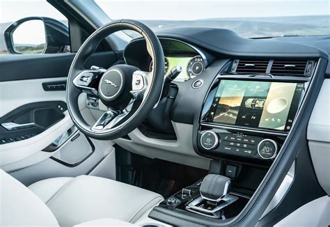 Interni lussuosi della Jaguar E-Pace con display digitale