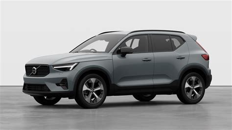 Linea filare di auto Volvo XC40 bianche parcheggiate