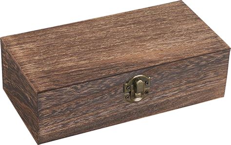 Una persona mette un vaso dentro una scatola di legno, con scaffali pieni di oggetti in ceramica sullo sfondo
