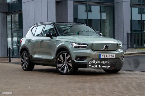 Un'auto Volvo XC40 parcheggiata su una strada, con testo che descrive modello e prezzo