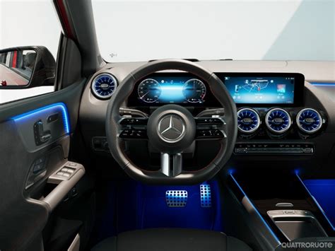Interno di una Mercedes Classe A con display infotainment attivo