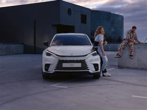 Lexus LBX dettagli fari e griglia
