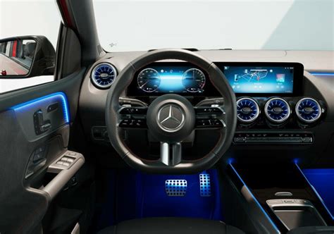 Interni moderni di una Mercedes Classe B con display widescreen aggiornato