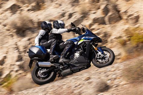 Dettaglio di una moto BMW Motorrad con equipaggiamento di sicurezza