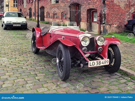 Una splendida auto d'epoca parcheggiata in una fiera di settore
