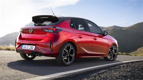 Opel Corsa in movimento su strada urbana