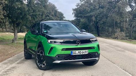 Opel Mokka in un ambiente urbano moderno