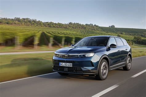 Opel Grandland in ambiente autostradale