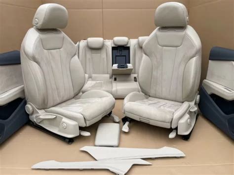 Interni di un'Audi A4 Allroad con sedili in pelle e alcantara