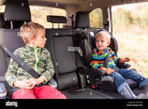 Bambino allacciato correttamente su alzata per auto