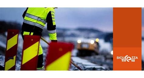 Operatori in cantiere con indumenti ad alta visibilità