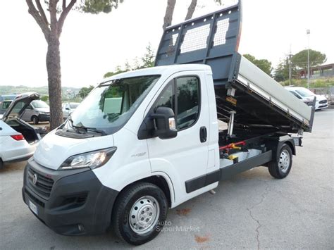 Fiat Ducato autocarro ribaltabile trilaterale in cantiere