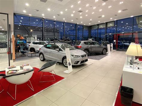 Interno di una concessionaria moderna con diverse auto esposte