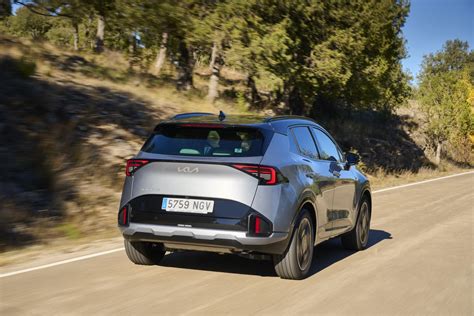 Kia Sportage con un design moderno e sportivo parcheggiata in un paesaggio urbano