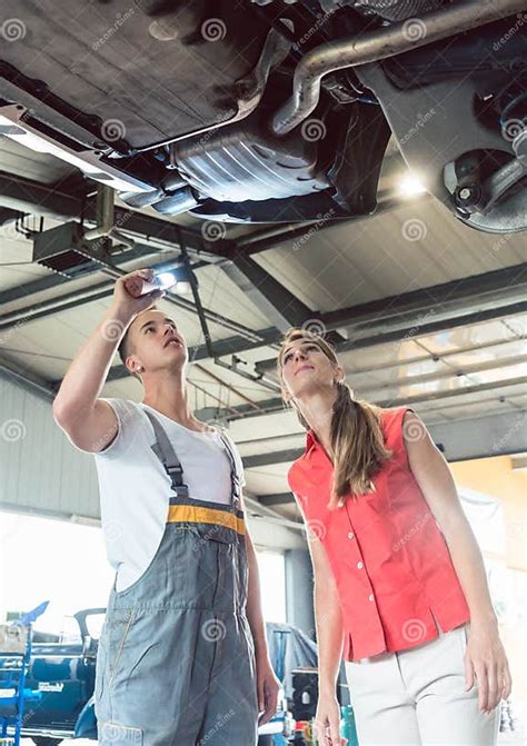 Meccanico che controlla un'auto Kia in un'officina moderna
