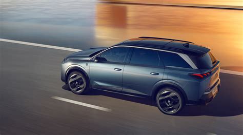 Peugeot 5008 in un ambiente urbano