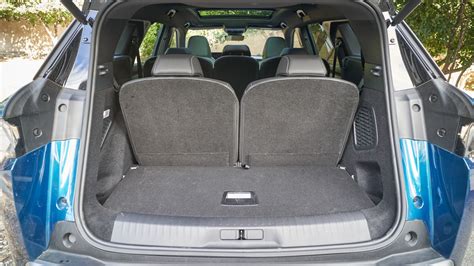 Schema del bagagliaio della Peugeot 5008 con diverse configurazioni dei sedili