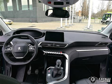 Interni della Peugeot 5008 con il Panoramic i-Cockpit