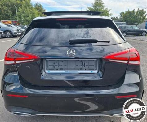Interno di una Mercedes Classe B con tetto panoramico aperto