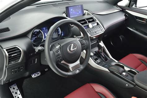 Interni lussuosi della Lexus NX con plancia digitale