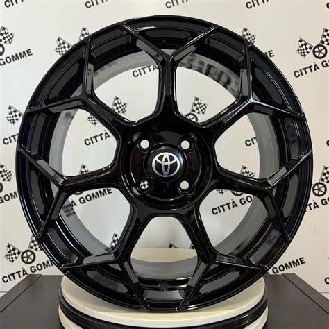 Cerchi in lega Toyota di varie dimensioni e finiture