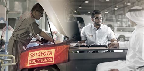 Logo Toyota Service e un'auto Toyota in officina
