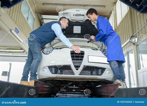 Meccanici Toyota che lavorano su un'auto in un centro assistenza